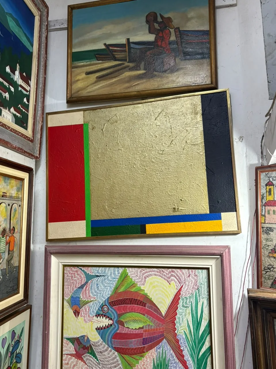 Pinturas emolduradas expostas na Ferreira Tapetes