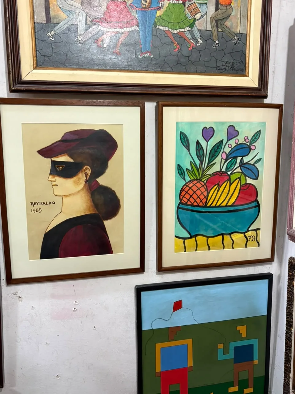 Retrato e obras coloridas da galeria
