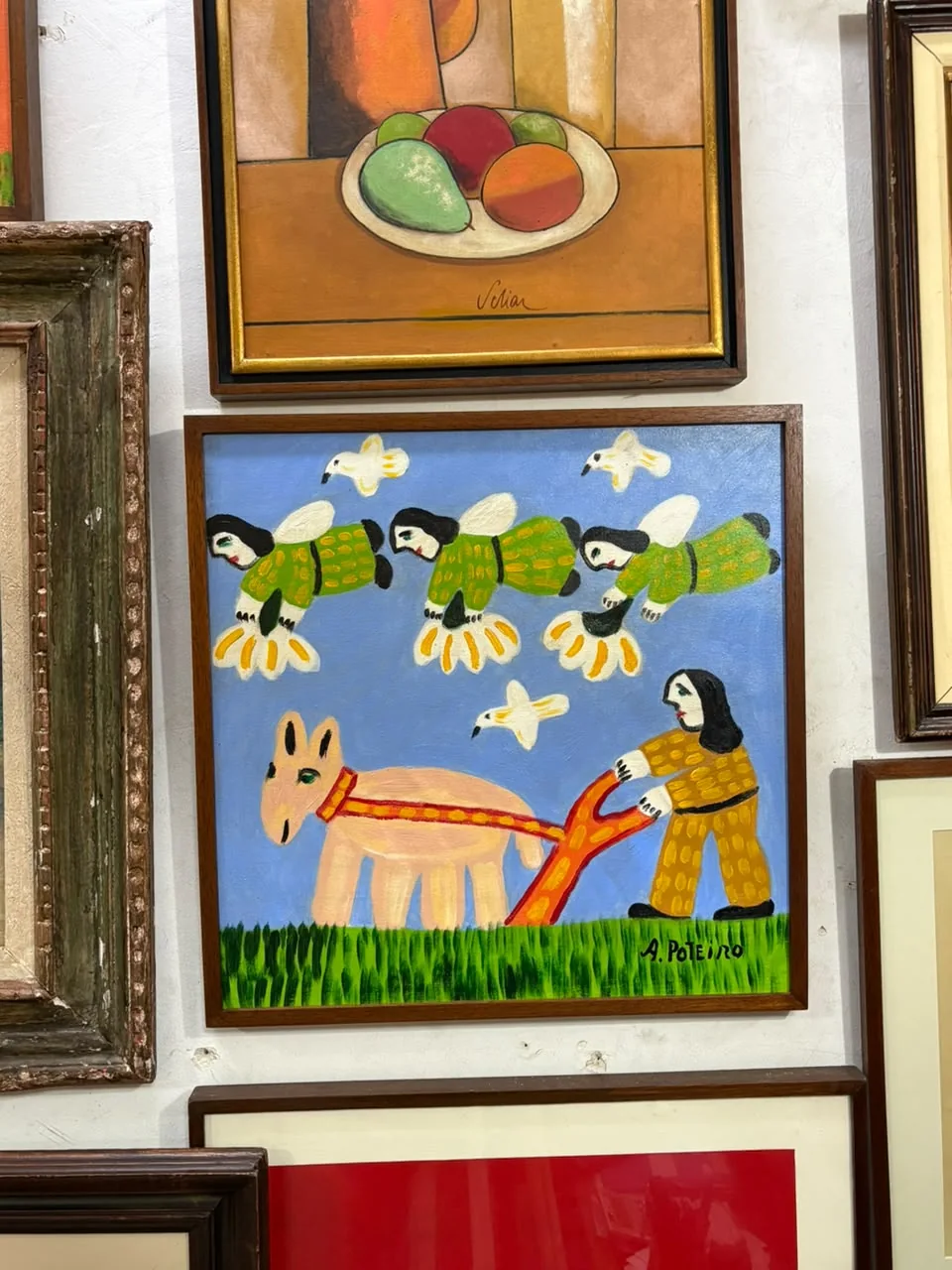 Pintura popular com figuras, pássaros e animal
